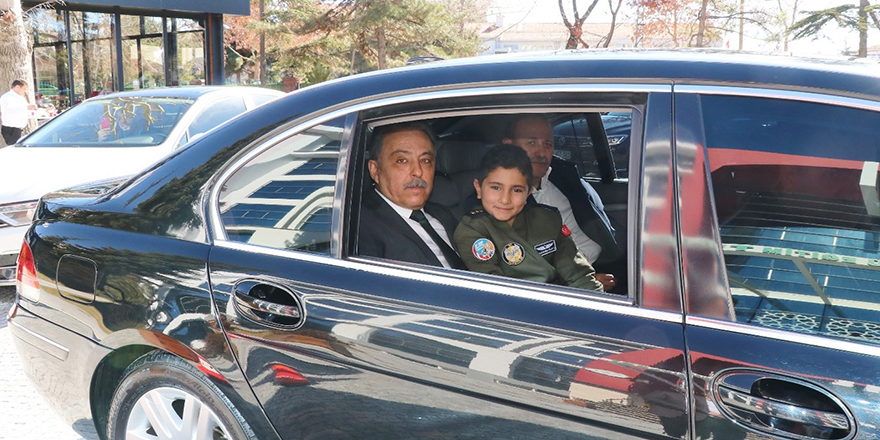 Vali Toprak, küçük çocuğun isteğini geri çevirmedi